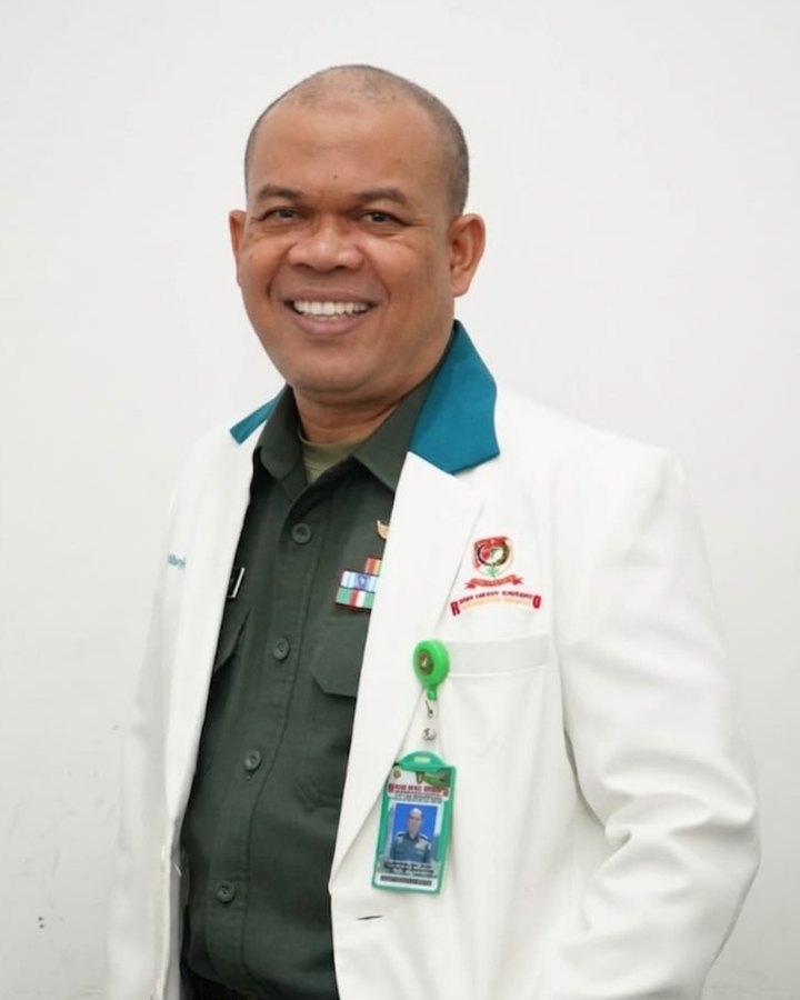 dr. Zuhri Efendi, Sp.OT (K) Onk, mengenakan jas dokter